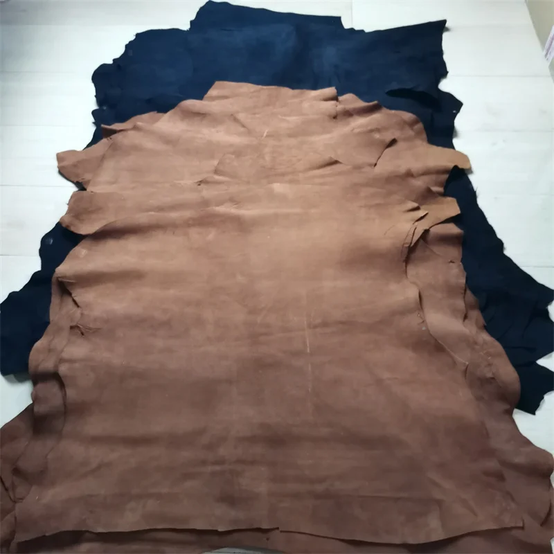 1 mm braunes schwarzes Schaf-Wildleder. Oberleder. Echtlederstoff. Handgefertigtes DIY für Kleidung im Inneren. Paketkante. Ganzes Schaffell – Detail 19