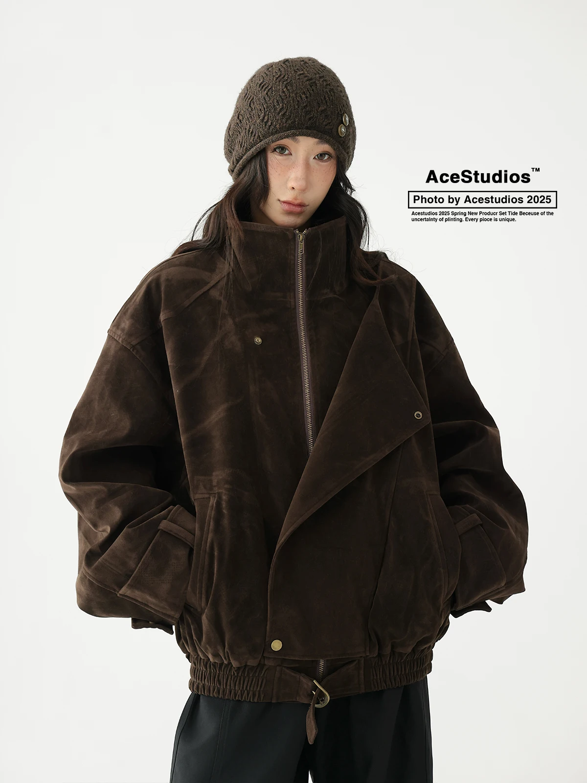 جاكيت نسائي من AceStudios بتصميم ريترو من الجلد المدبوغ، مبطن بالقطن، بياقة قائمة، على الطراز الأمريكي العصري، مناسب للتنقلات اليومية، بقصة فضفاضة.