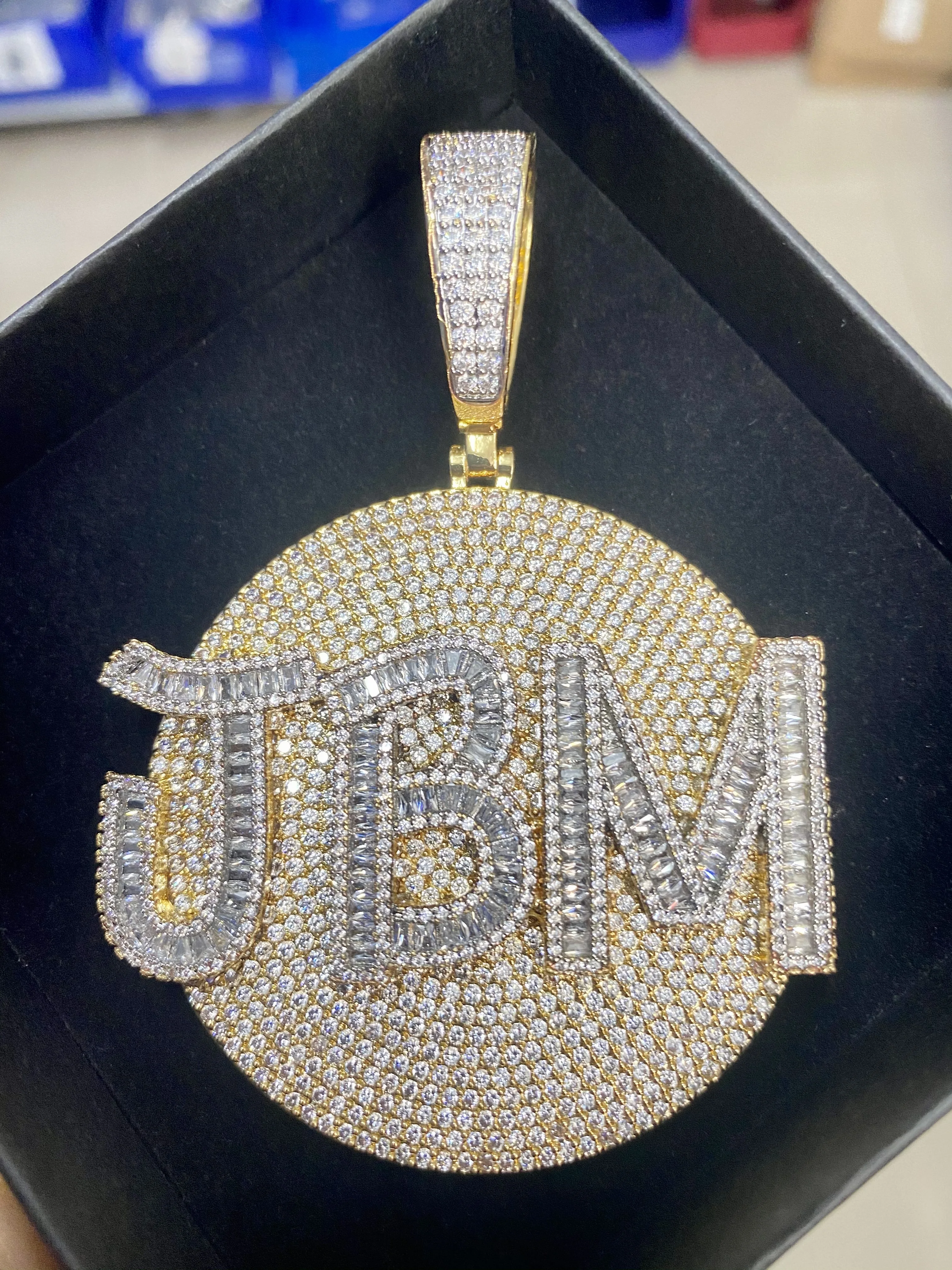 

Uwin Custom Baguettecz Initial Letters Round Pendant Necklace Iced Out Cubic Zircon Circle Pendant for Men Women Hip Hop Jewelry