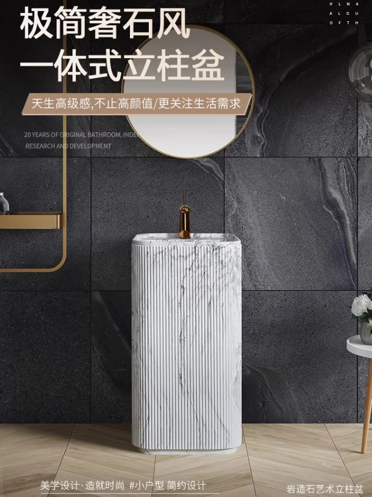 

Итальянская минималистичная роскошная раковина из камня с интегрированной напольной подставкой и вертикальной полосатой столешницей для умывания.
