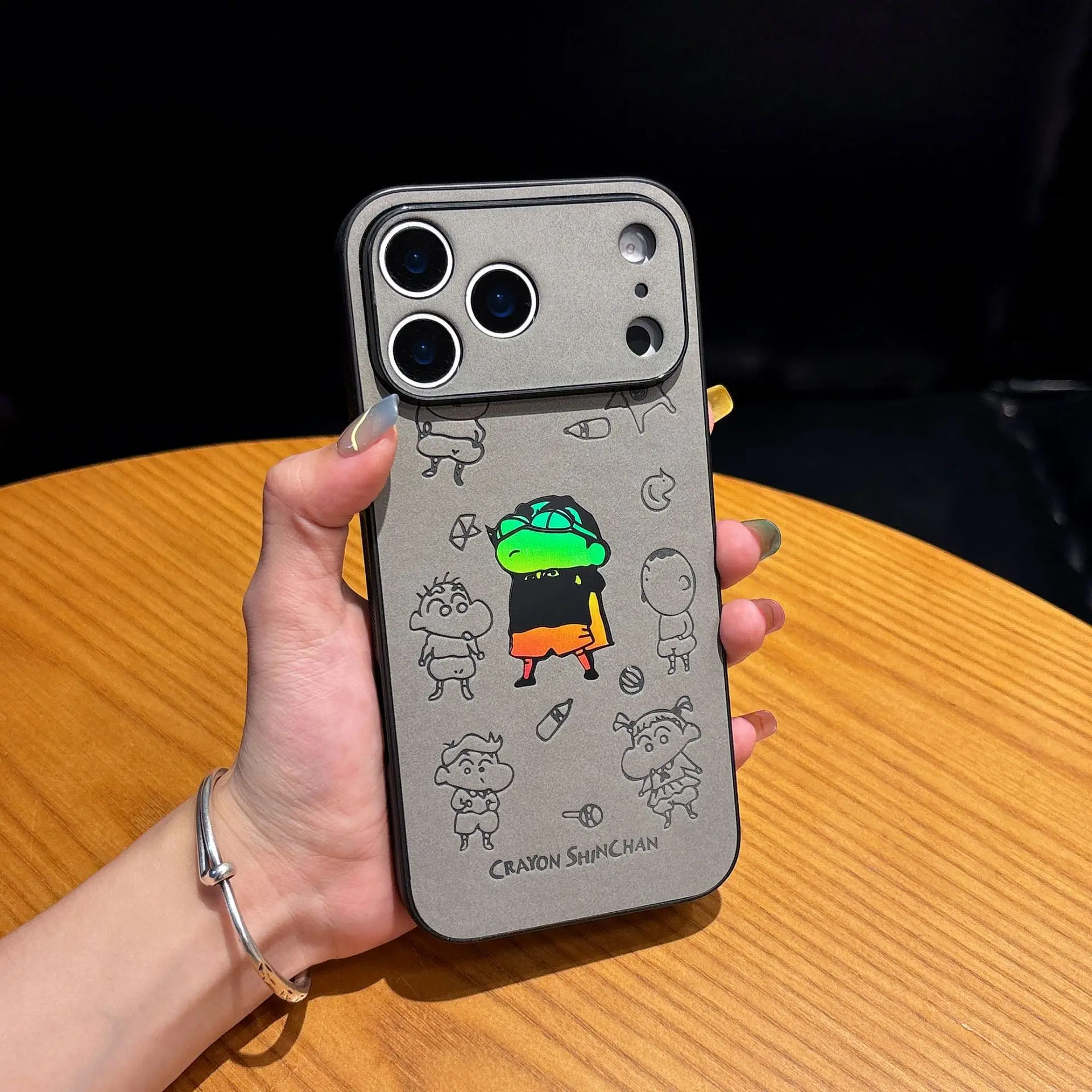 مضحك الكرتون تلوين شينشان النقش الجلود الملمس الليزر قضية الهاتف آيفون 17 الهواء 16 15 14 13 12 برو ماكس غطاء مقاوم للصدمات #4