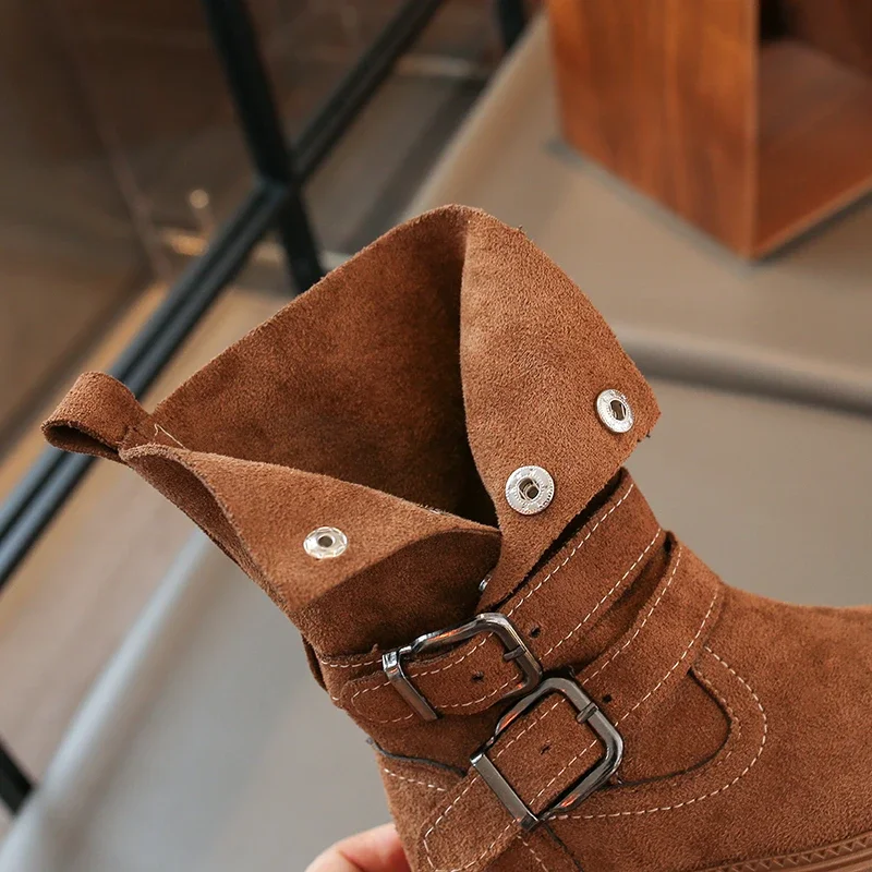 Herbstliche, zweiteilige Stiefeletten im Vintage-Stil für Mädchen, mit Metallschnallen für besseren Halt und dicken Gummisohlen sowie einem Stiefel im Ritterstil. – Detail 11