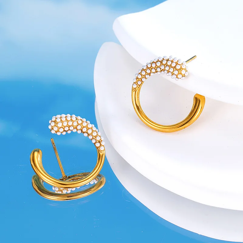 أقراط من الذهب عيار 18 قيراط مطلية بالفولاذ المقاوم للصدأ على شكل حرف C مع ترصيع اللؤلؤ للنساء مجوهرات فاخرة وبسيطة وعصرية #4