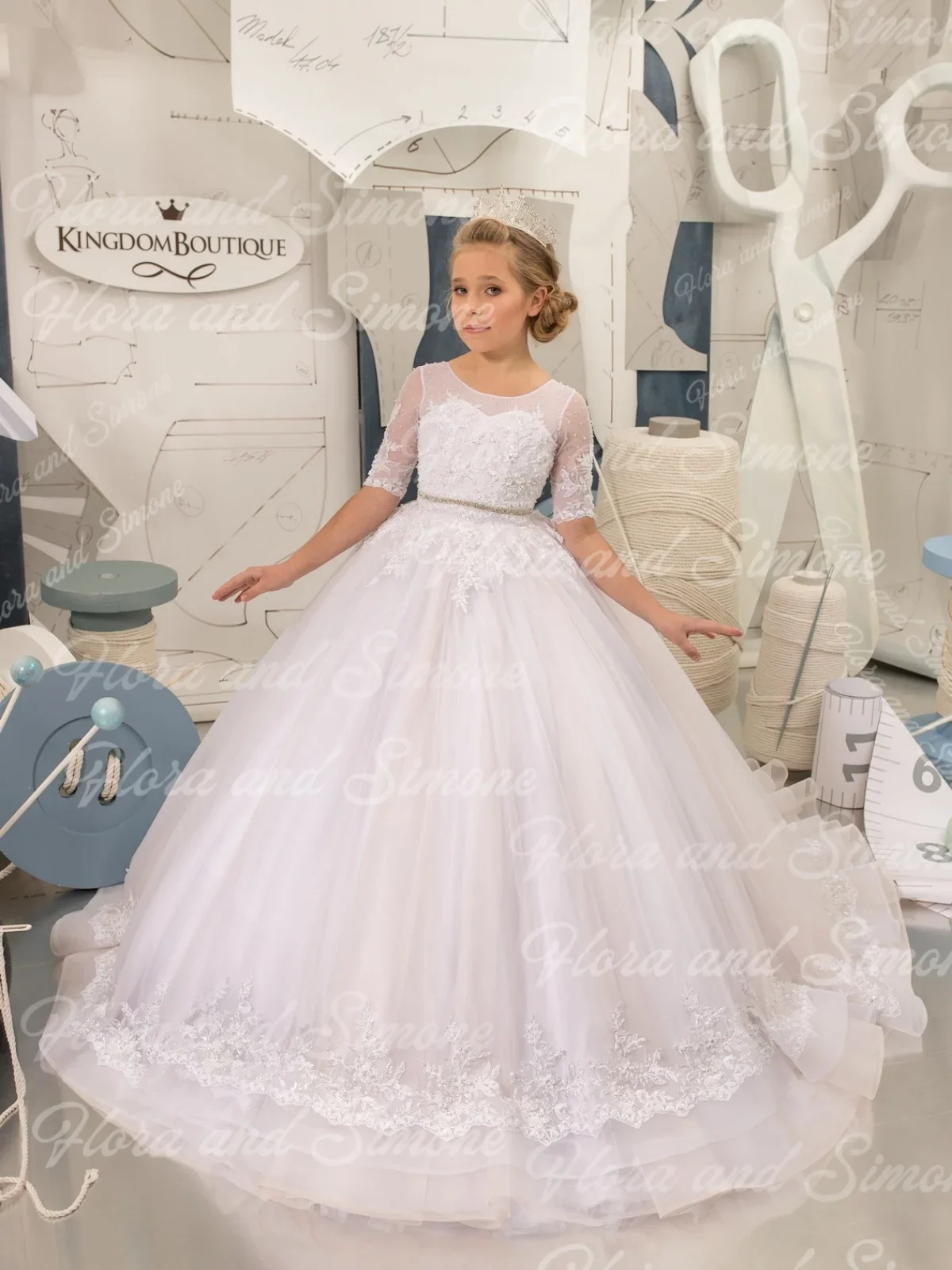 Weißes, kurzes, besticktes langes Kleid, Blumenmädchenkleider für Hochzeitszeremonien, formelle Empfänge, Kommunion, individuell gestaltet