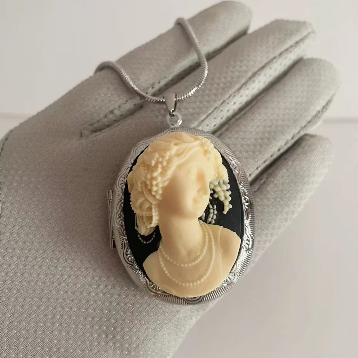 

MITTO FASHION JEWELRIES AND HIGH-END ACCESSORIES STAINLESS STEEL CHAIN AURORA CAMEO OVAL LOCKET VINTAGE NECKLACE FOR WOMEN