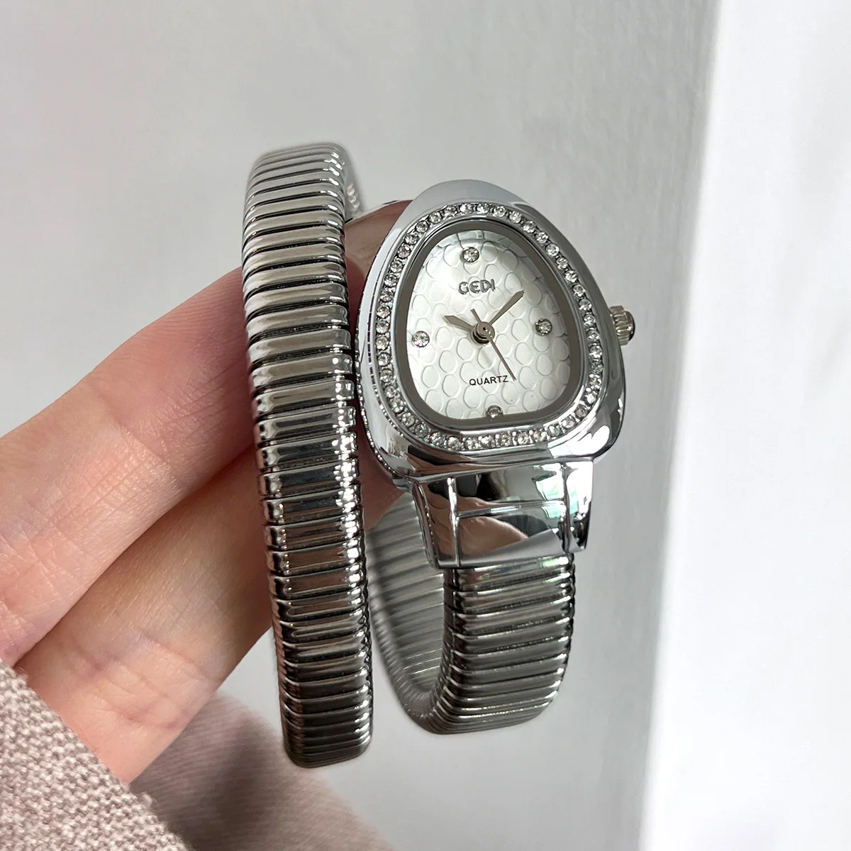 2026 New Fashion Premium Diamond Gold Temperament Premium Ladies Watch