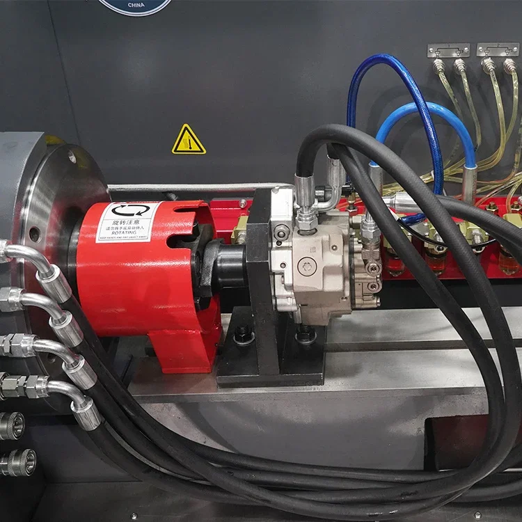 Il banco prova common rail è dotato di un dispositivo universale adatto per il bloccaggio di vari tipi di iniettori CR818-PRO