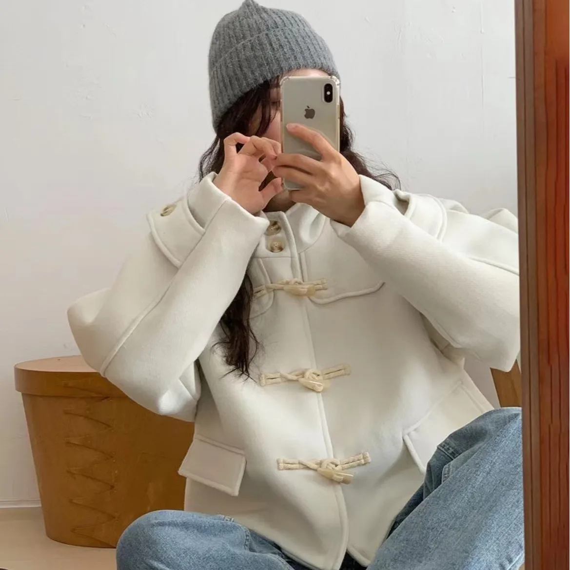 

Новое шикарное корейское короткое шерстяное пальто 2026 года для женщин: модное ретро-пальто на пуговицах из полиэфирного волокна для весеннего сезона