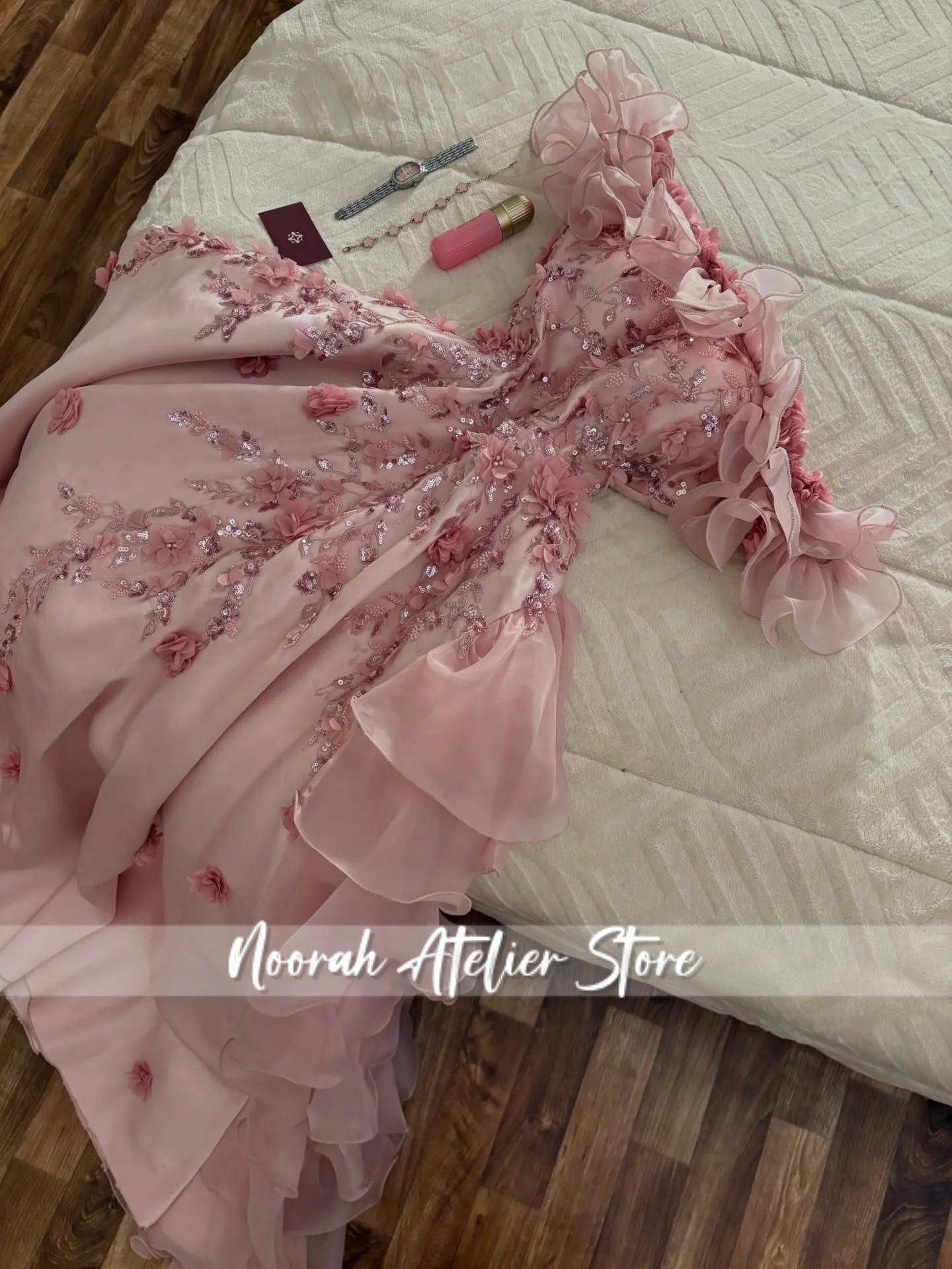 

Индивидуальное вечернее платье цвета пыльной розы без бретелек с 3D цветами, открытыми плечами, корсетным лифом и плиссированной юбкой в пол