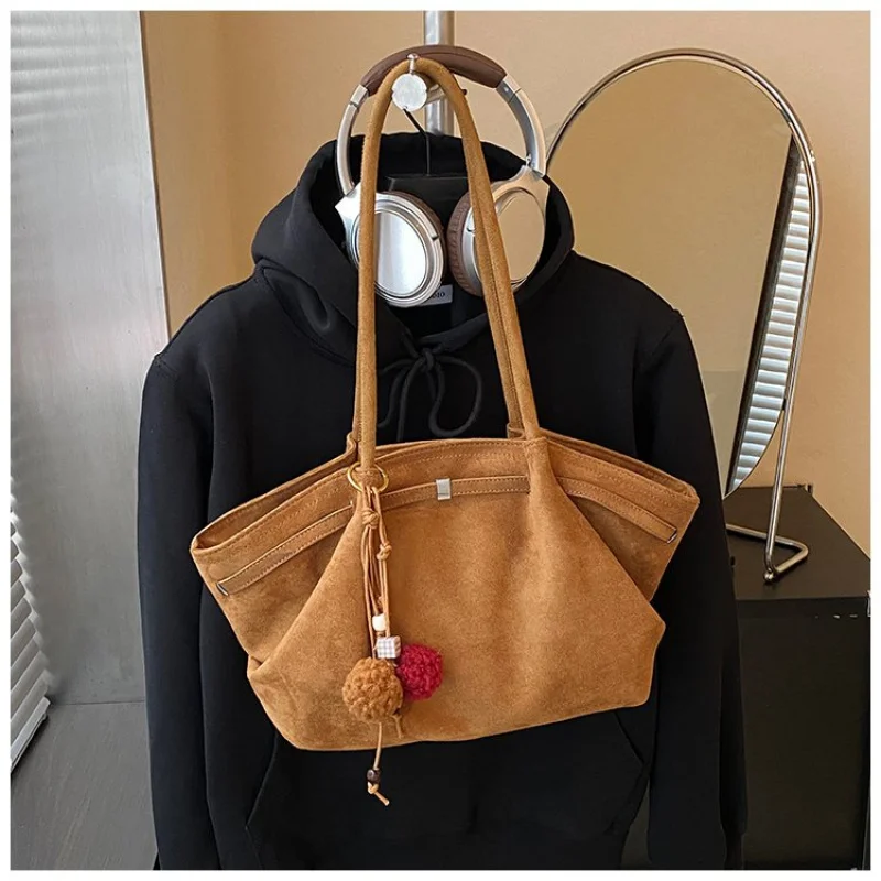 

Ladies Tote Bag Crafted From Fine Leather Featuring Trendy Commuter Design And Paris Casual Vintage Look​
