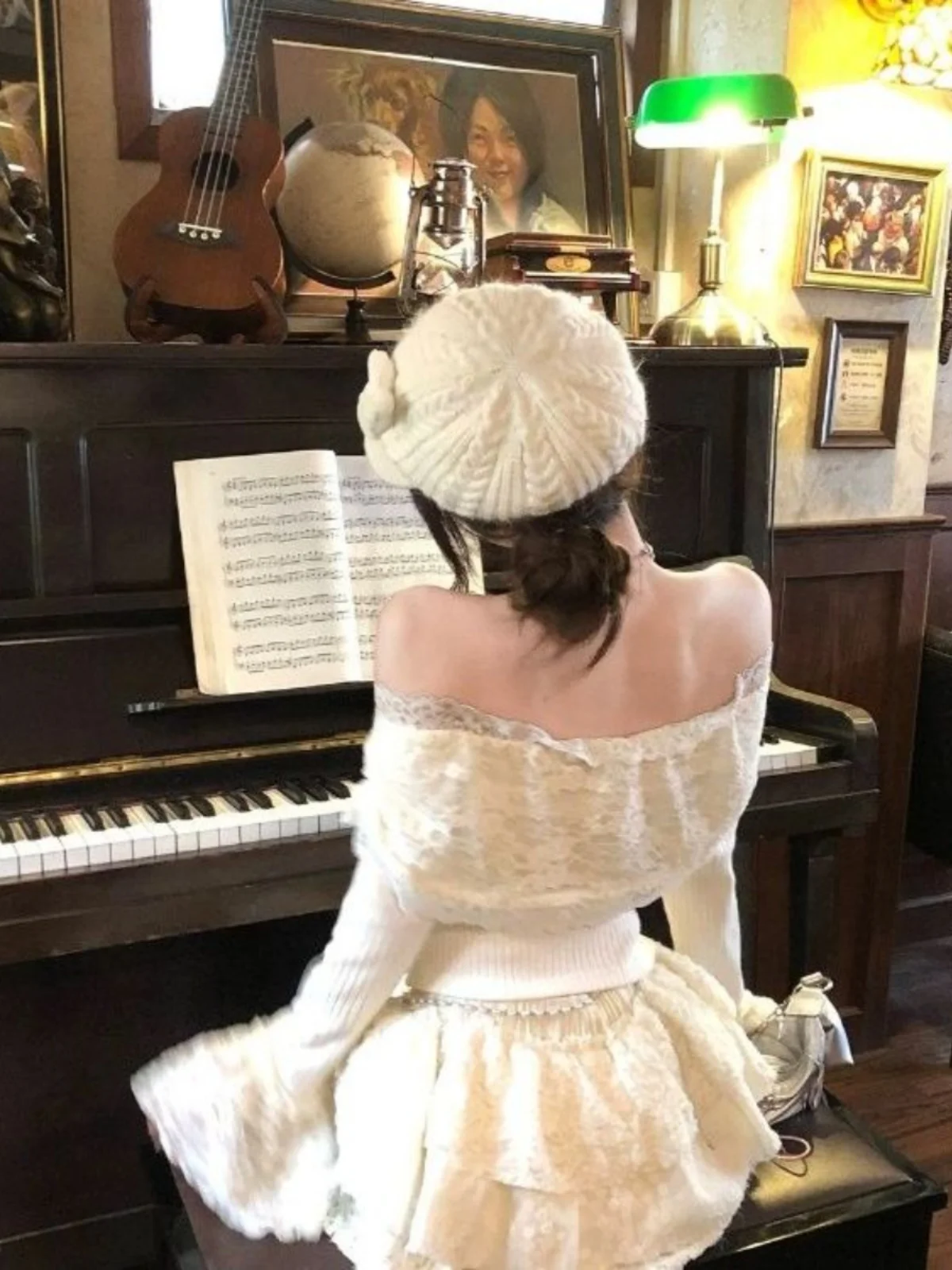 بلوزة نسائية بأكمام طويلة من الدانتيل الزهري، تصميم كوري أنيق بكتف واحد وأكمام واسعة، مناسبة للربيع والخريف وللعمل