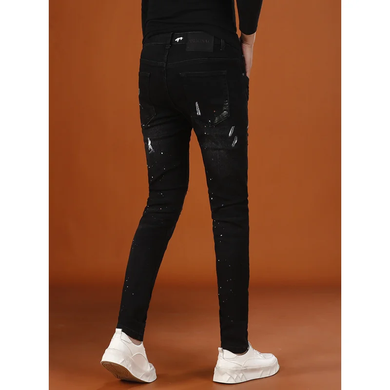 جينز ممزق مطبوع للرجال لخريف 2025 منتج جديد سروال رجالي وسيم مرن بأقدام صغيرة عصرية للشارع