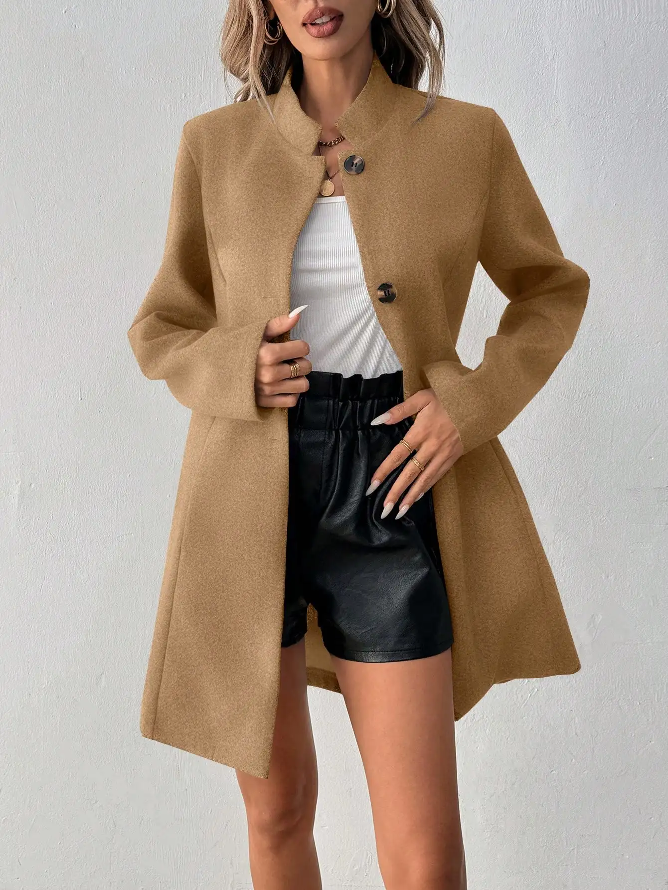 Damski płaszcz w kolorze camel, zapinany na guziki, z długim rękawem i stójką, do pracy i na co dzień.