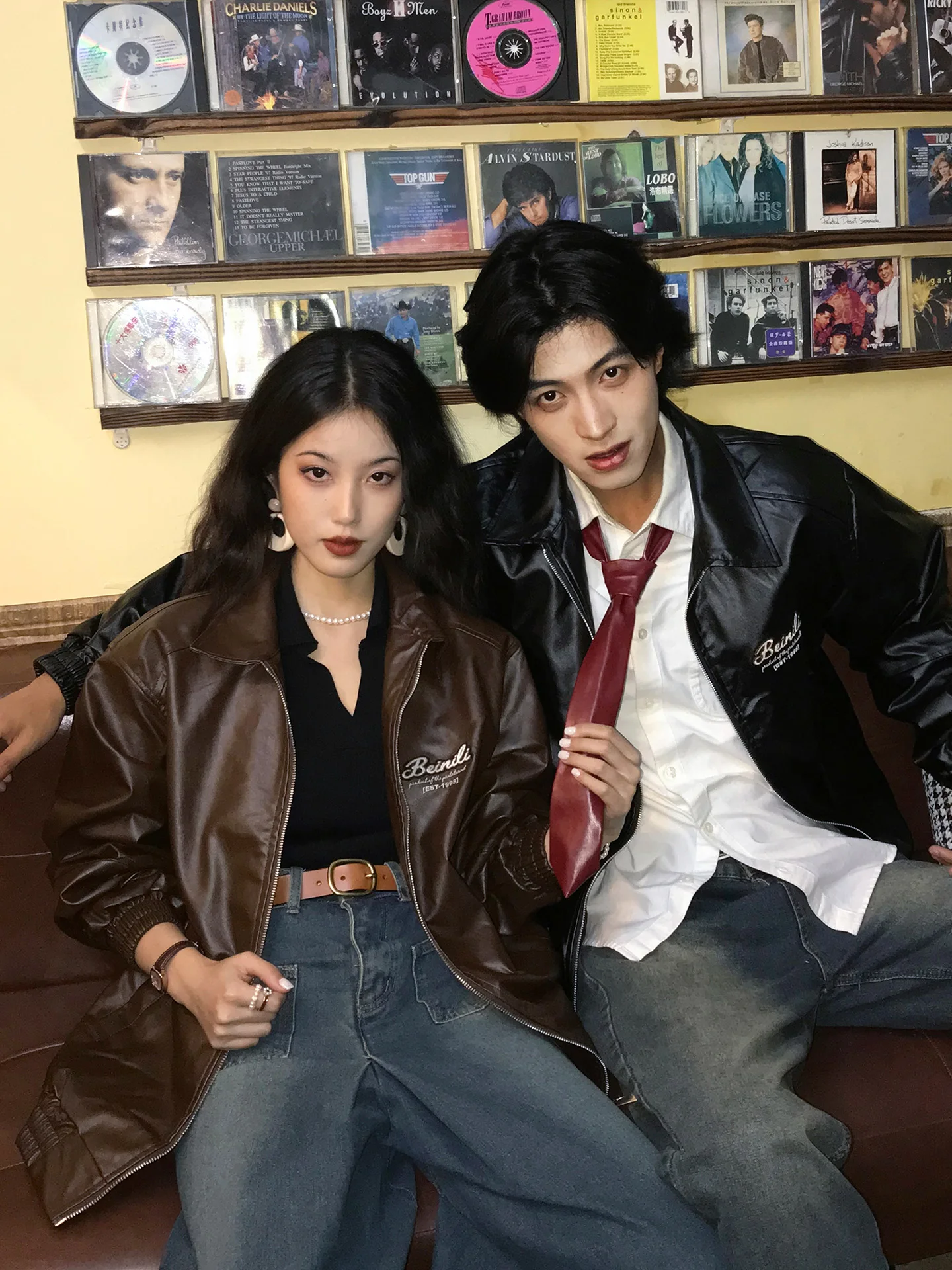 แจ็คเก็ตหนัง PU สีดำสไตล์เรโทรใหม่สำหรับผู้ชาย ฤดูใบไม้ร่วง ฤดูหนาว ชุดคู่รักสไตล์อเมริกัน แจ็คเก็ตบุนวมสีน้ำตาลลำลอง