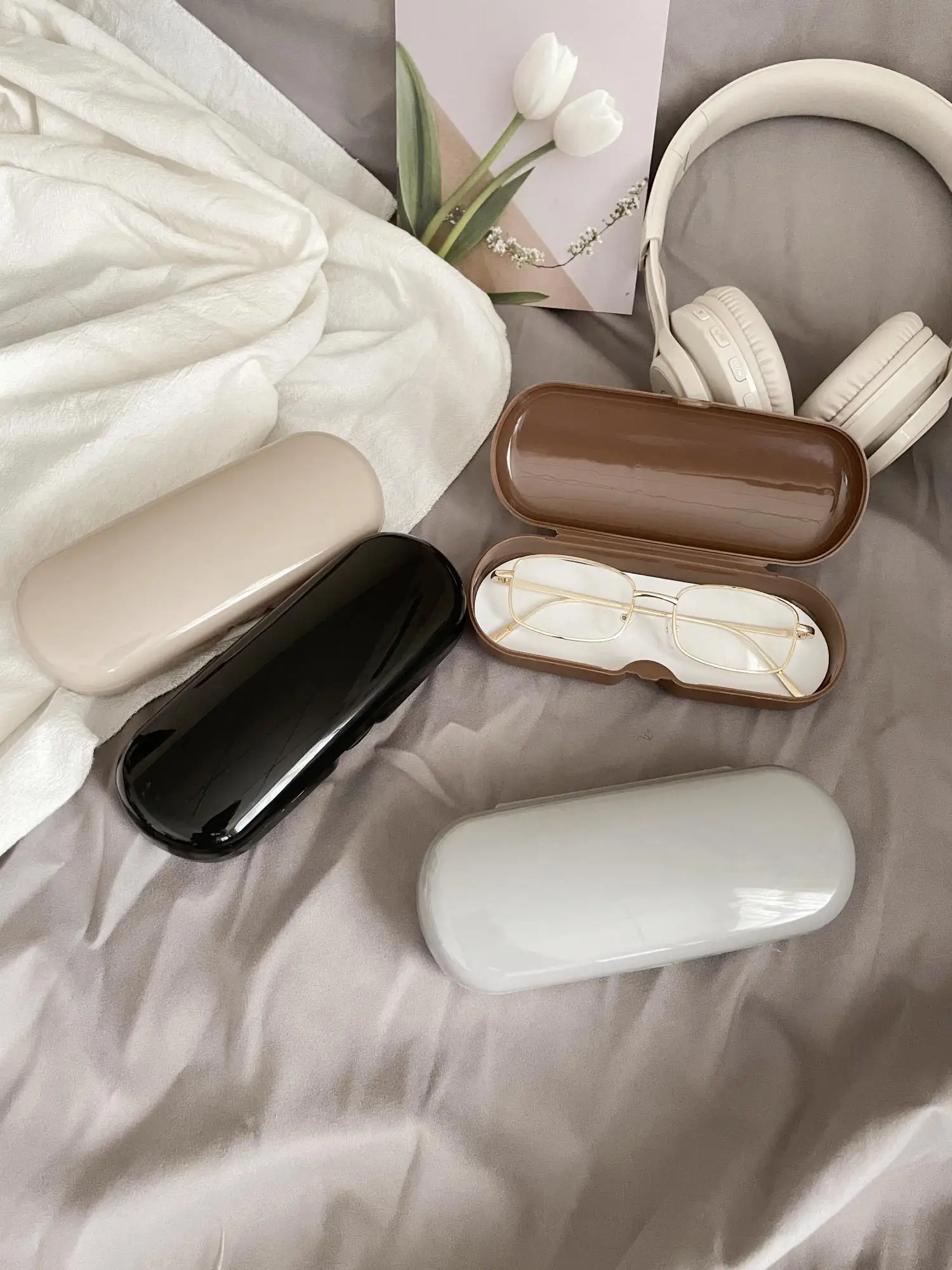 Ins-style cream-colored simple frame glasses case portable fresh and light glasses case suitable for general flat-light frame gl