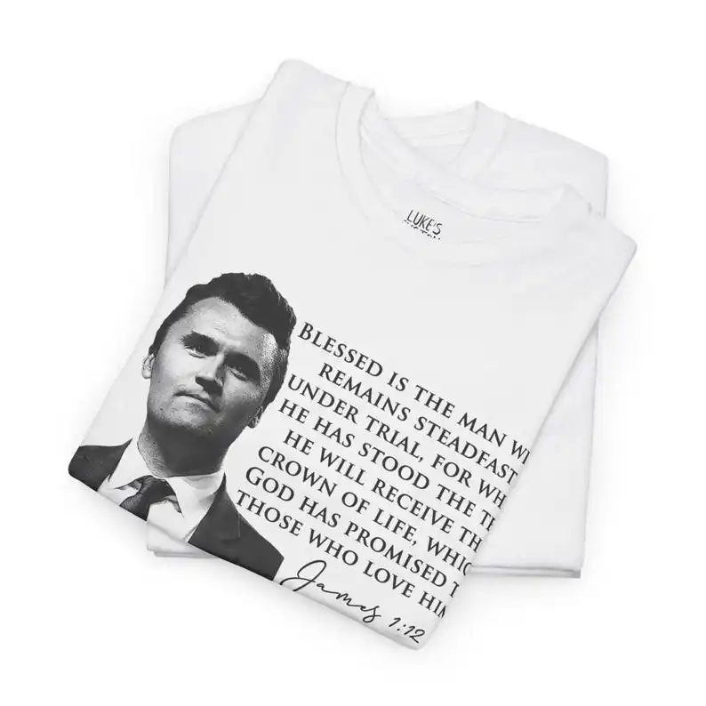 قميص آية الكتاب المقدس تشارلي كيرك جيمس 1:12، باتريوت حقيقي في الذاكرة المحبة لقميص تشارلي كيرك