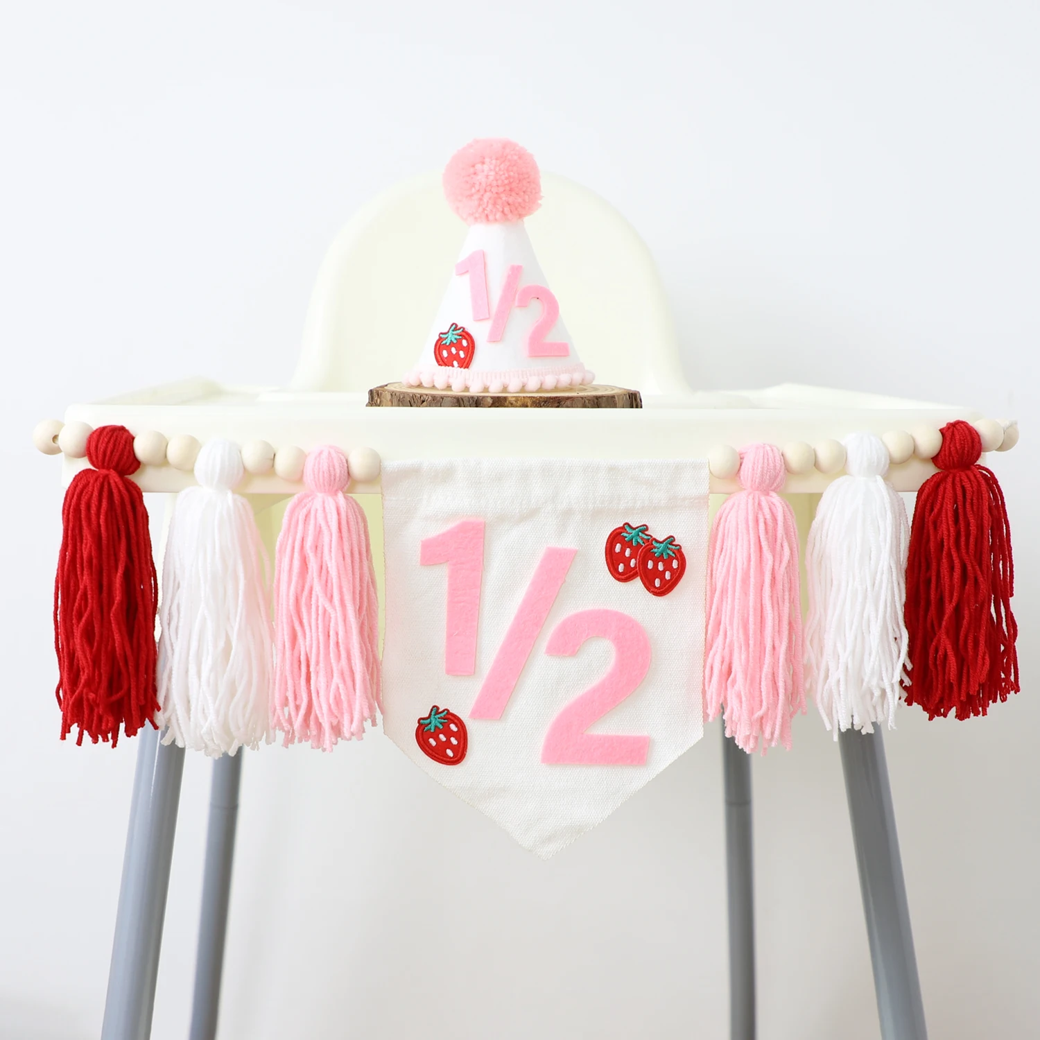 1/2 Geburtstag Hochstuhl-Banner 6 Monate Geburtstagskrone Niedliches Erdbeer-Element Handgefertigte Holzperlen-Fransengirlande