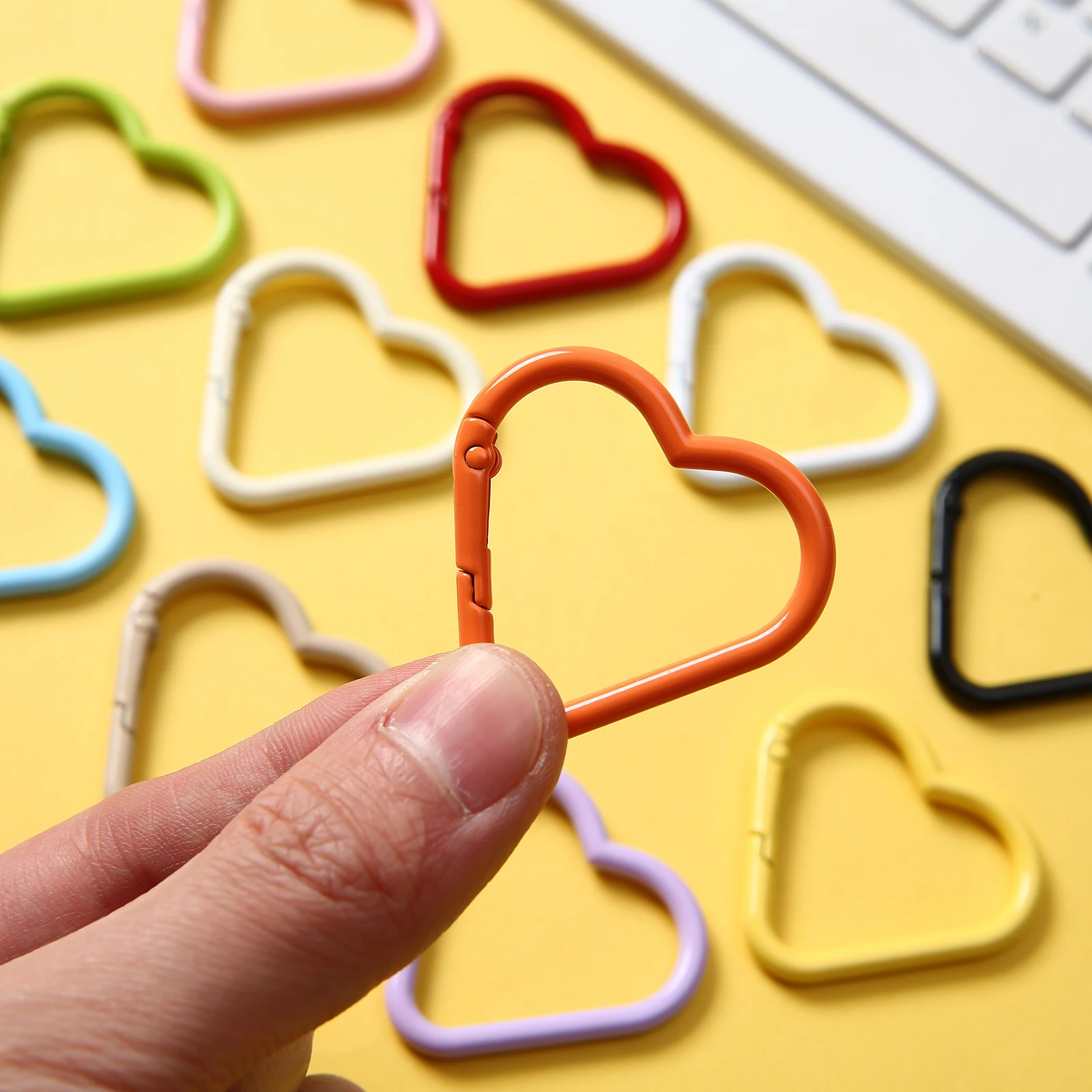 1/5/10/20 قطعة الملونة على شكل قلب حلقة تسلق من الألومنيوم المفاتيح خطاف مشبك مشبك معلق صنع المجوهرات اكسسوارات