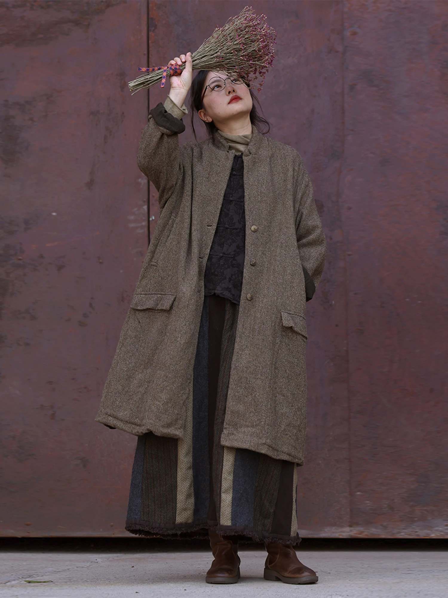 

Пальто из шерстяного твида PengPeng Home 37495, свободного кроя, с воротником-стойкой, средней длины, на одной пуговице, для повседневной носки и создания художественного образа.