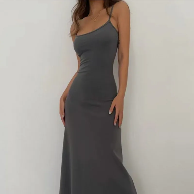 ชุดเดรสสั้นรัดรูปทรงบอดี้คอนแบบเปิดหลัง สไตล์หวานซ่อนเปรี้ยว สายเดี่ยวบาง  สำหรับงานปาร์ตี้หรือคลับ  ปี 2025