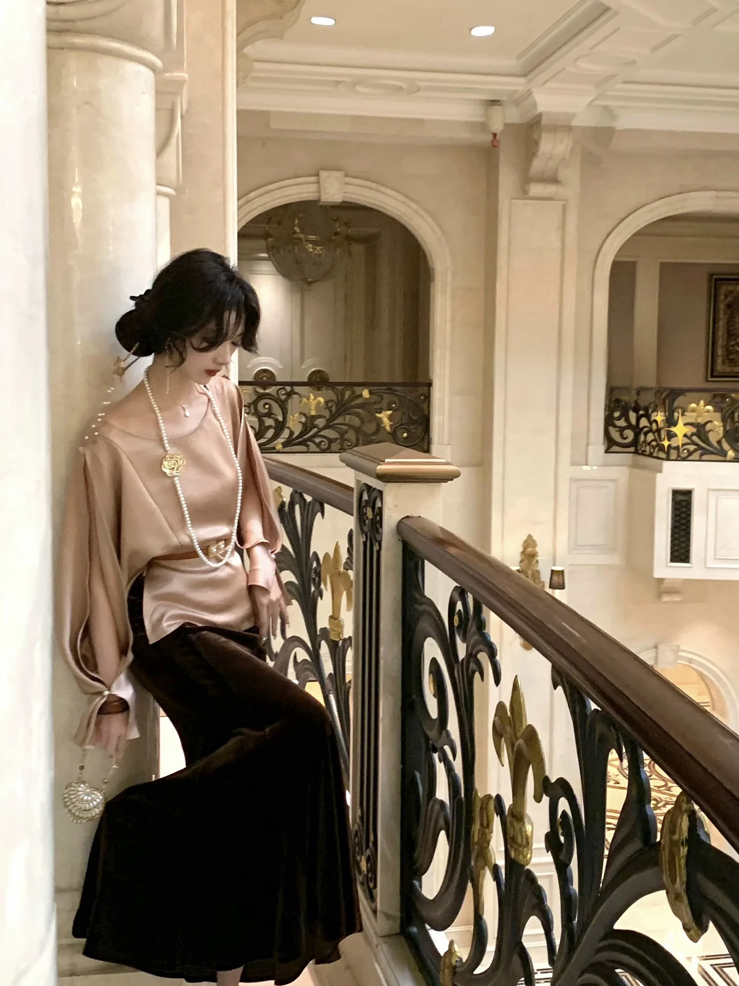 

Ele Long Sve шелковый атласный топ с вырезами, дышащий женский корейский свободный крой, светящийся топ с асферой