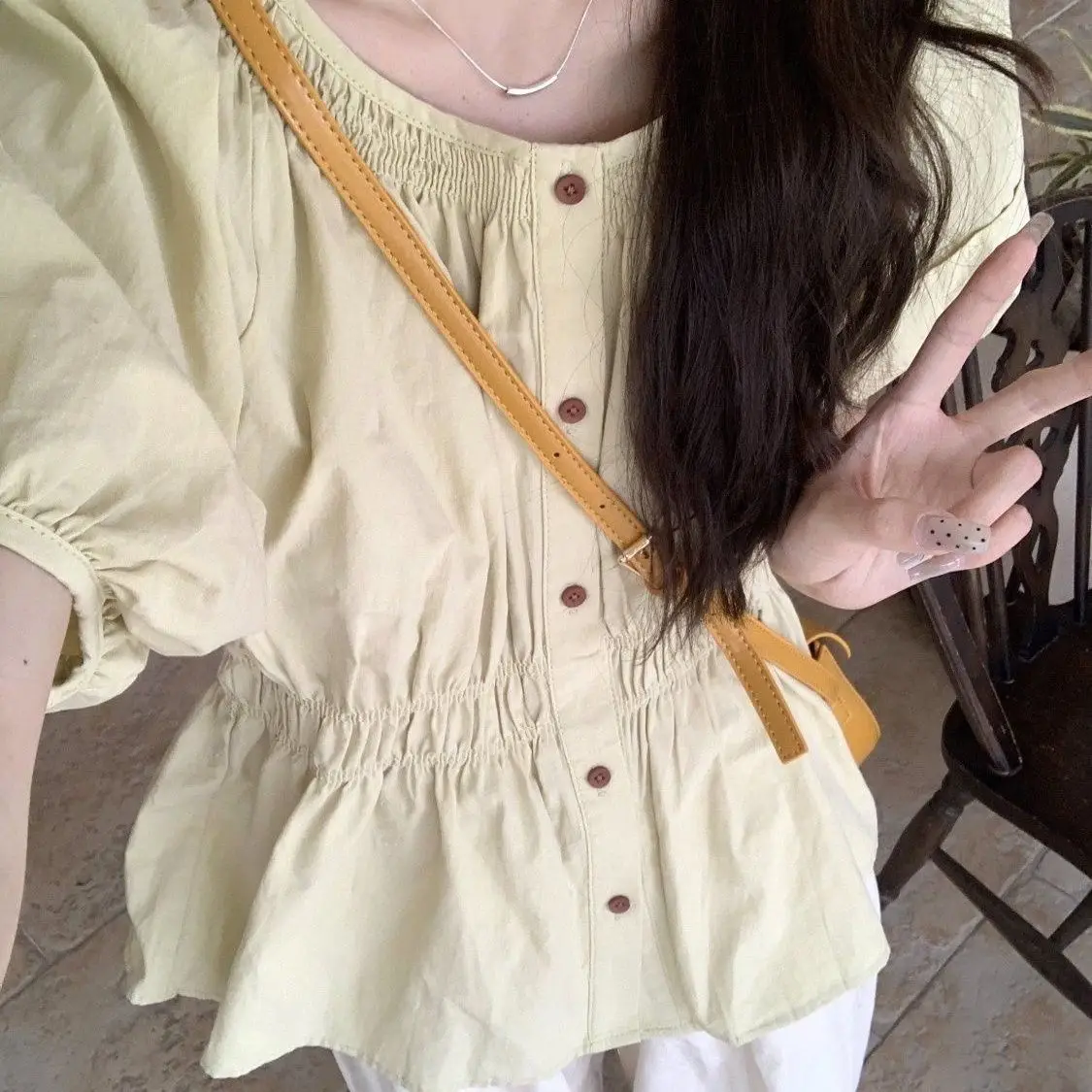 بلوزة بأكمام منتفخة خضراء جديدة ورقيقة للنساء تصميم كوري صيفي قميص بأكمام قصيرة وخصر قصير للتخسيس