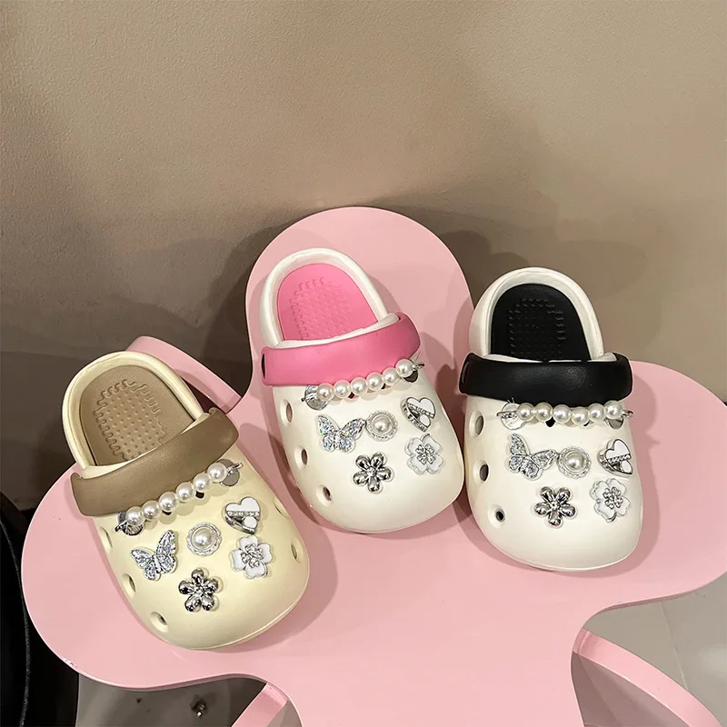 Nieuwe Kinder Slippers Voor Meisjes 2024 Zomer Parel Ketting Mode Zachte Bodem Gat Schoenen Ouder Kind Strand Sandaal Slippers