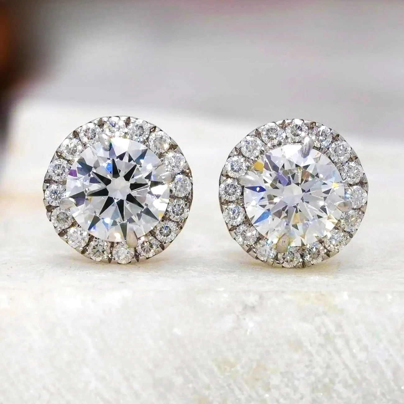 

1 пара серег-гвоздиков с муассанитом 0,8 карата, изящные и величественные серьги, которые придают элегантность в официальных обстановках.