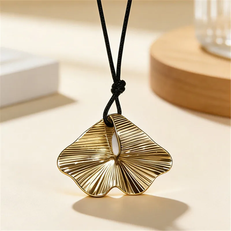European And American Personalized, Light Luxury, Retro Fan-shaped Necklace. Simple Women's Pendant. Suitable For Daily Wear.