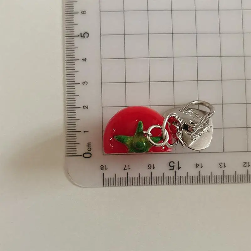 Lebendiger 3D Roter Tomaten-Schlüsselanhänger, Leichter Harz-Fruchtanhänger, Mini-Anhänger für Handyhülle, Handtasche, Geschenk für Mädchen – Detail 7