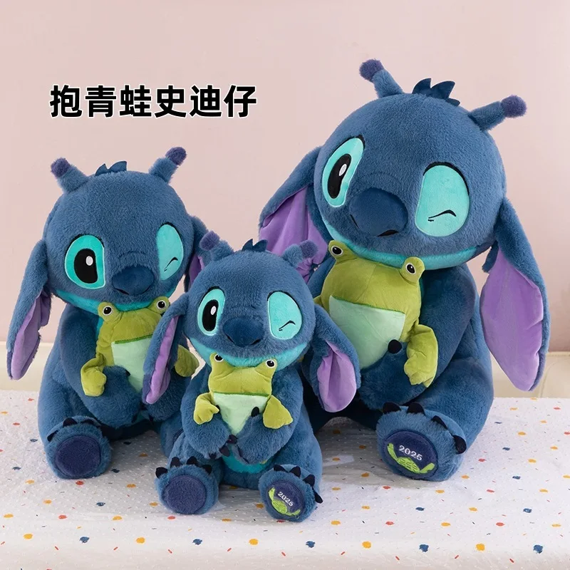 

Новая милая плюшевая игрушка Стич, держащая лягушку, успокаивающая игрушка-подушка для детей, праздничный подарок
