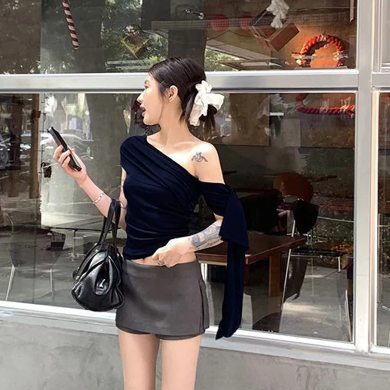 T-shirt francese sexy con spalle scoperte da donna chic blu navy asimmetrico top estivo slim fit manica corta classico pullover corto dolce