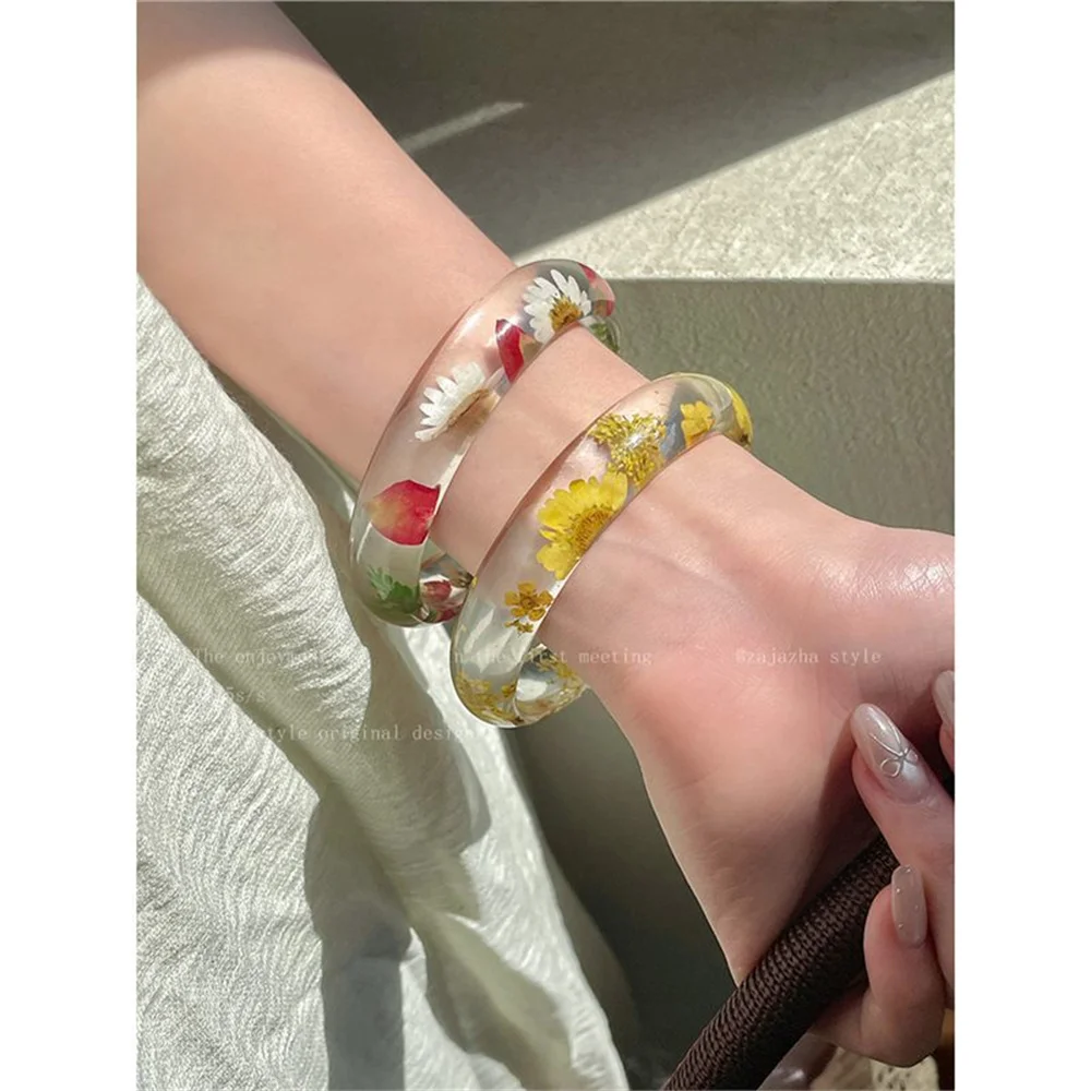 Cool Summer Fashion Sweet Design Sense Dopamine Colored Dried Flower Resin Bangle Bracelet for Leisure Travel Acrylic Bracelet