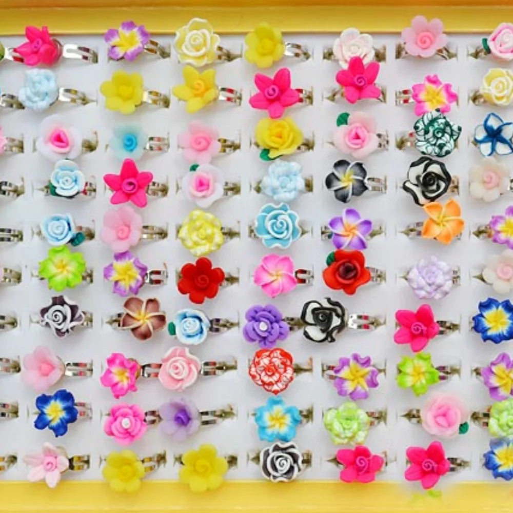 

100 шт./лот, милые кольца с цветочным дизайном для девочек, оптом, разные цвета, из полимерной глины, регулируемые, для женщин, подарок, размер 17 мм