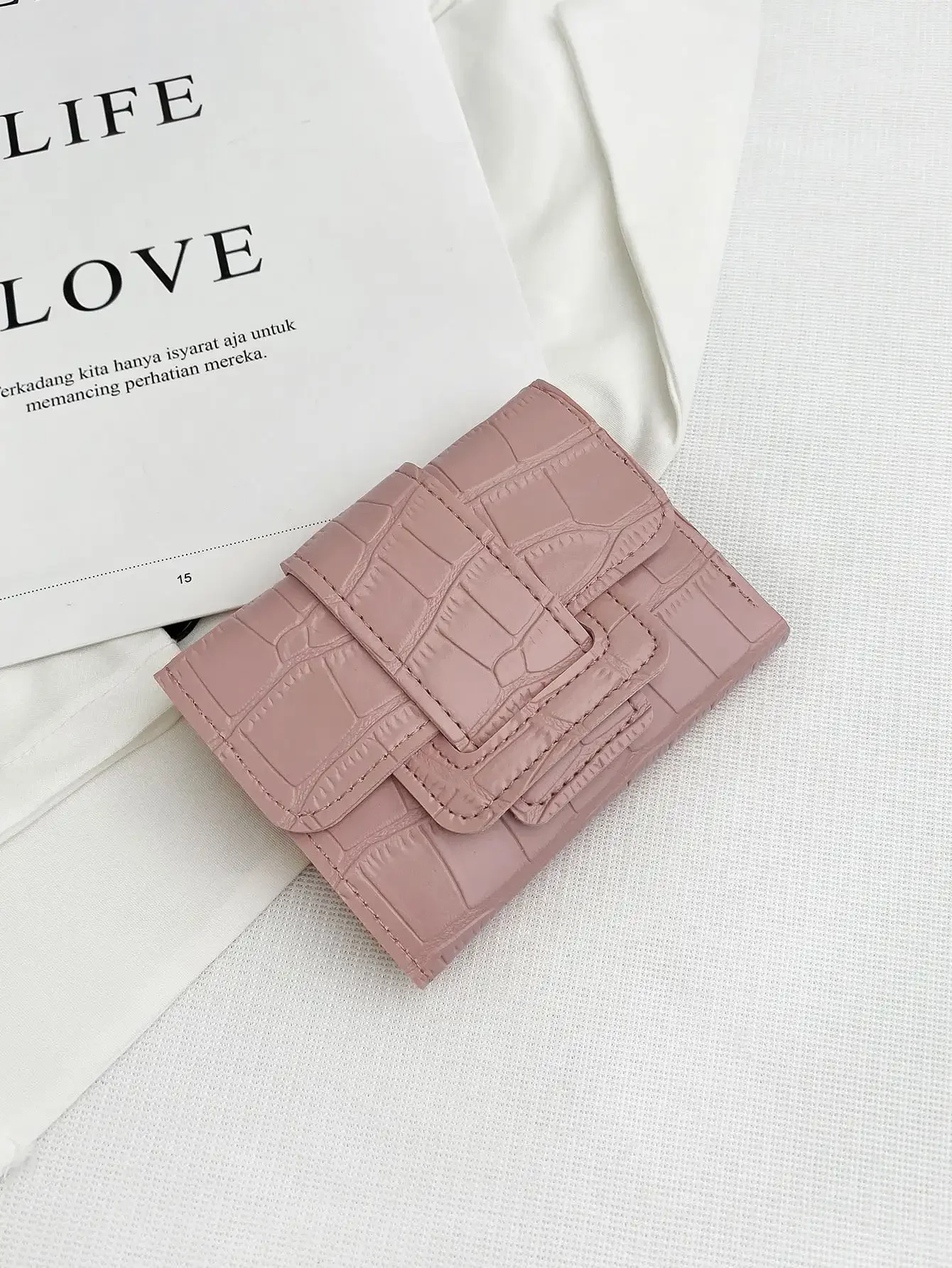 

Crocodile Embossed Flap Women Coin Pocket Small ID Window Bifold Women Wallet Pattern Engraved ID Card Portable Minimalist For B