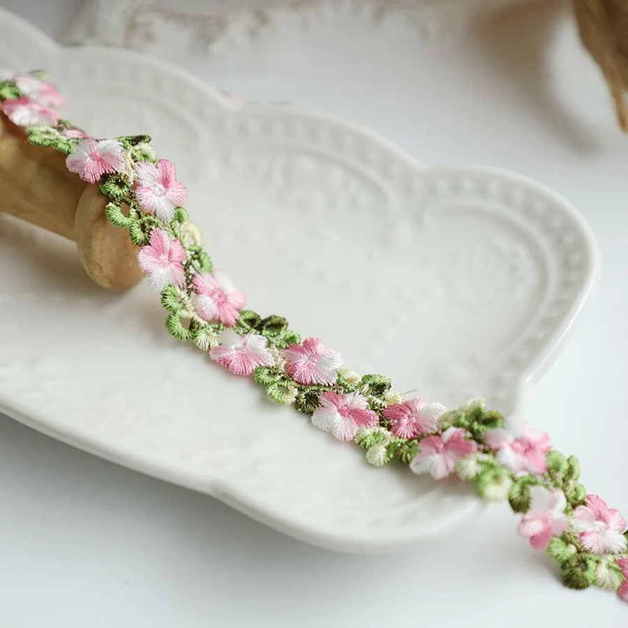 1 Yard bestickte Blumen-Spitzenbesatz, Hochzeitskleid-Bänder, Stoffbesatz, DIY-Handwerk, 2 cm breit – Detail 5