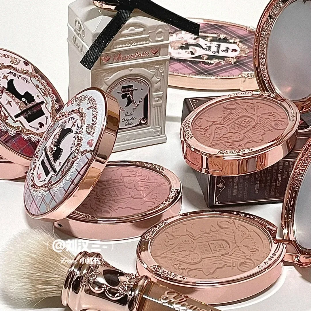

Flower Knows chocolate Strawberry Rococo Series Embossed Blush Natural Waterproof Anti-sweat Brightening Skin Tone Contouring