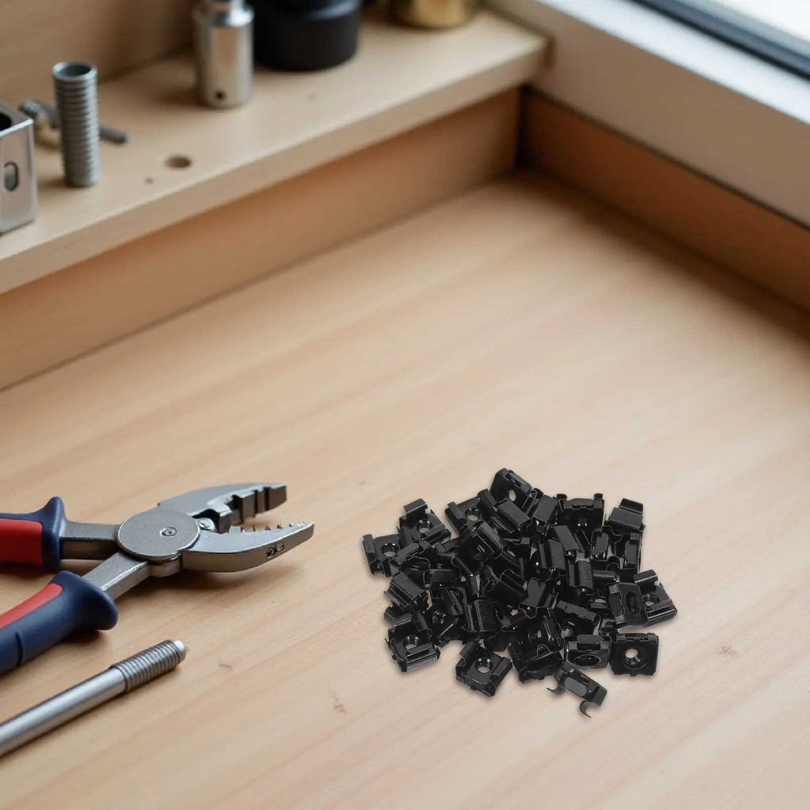 

100 шт. универсальных гаек M4 для стоек, железные с никелевым покрытием, для монтажа электрических панелей и серверных стоек