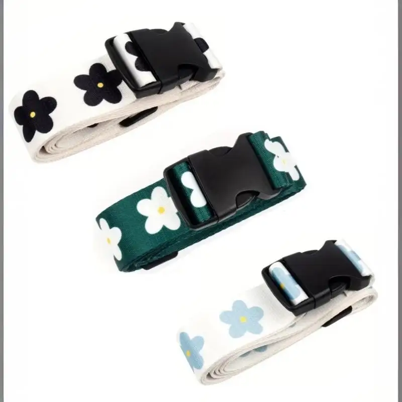 Verstellbarer Reisegepäckgurt mit Blumenmuster, Kunststoffschnalle, Schwarz mit Weißem Blumendesign – Detail 3