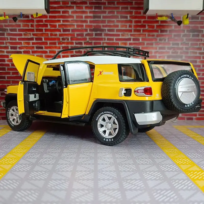 1:24 Toyota FJ modelo de coche de aleación, puertas y capó de motor, el maletero se puede abrir tiene funciones de sonido y iluminación, detalles ricos
