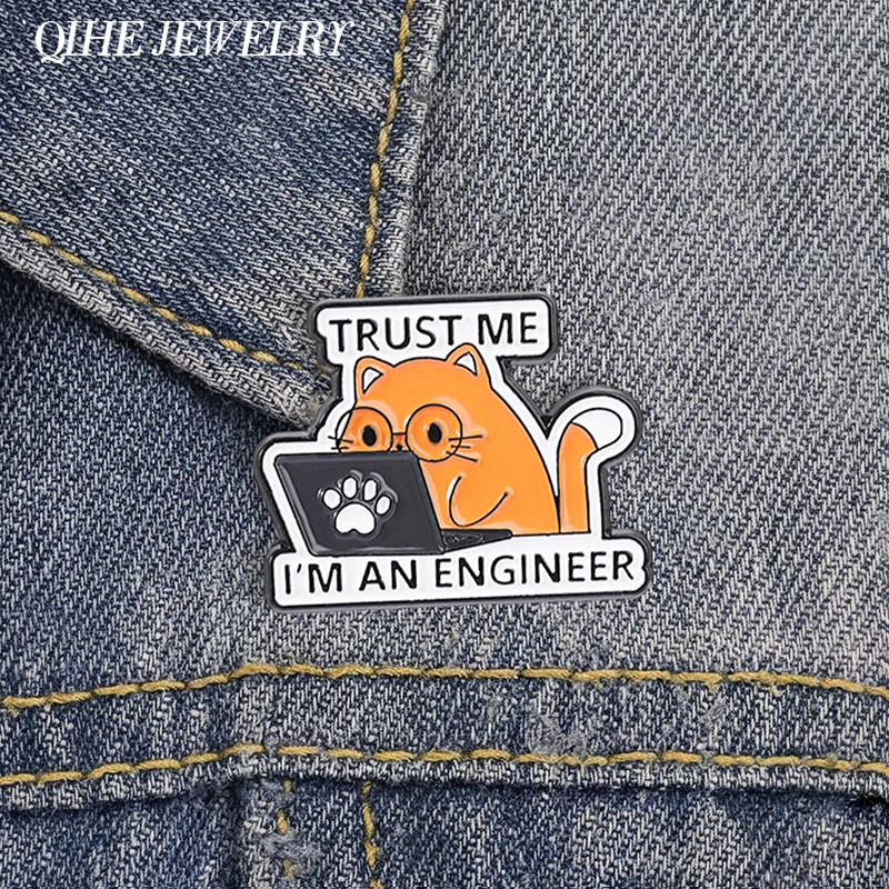 Broche émaillée 'Confiez-vous à moi, je suis ingénieur' avec chat orange travaillant et portant des lunettes, badge pour sac à dos et revers, bijou, cadeau pour amis