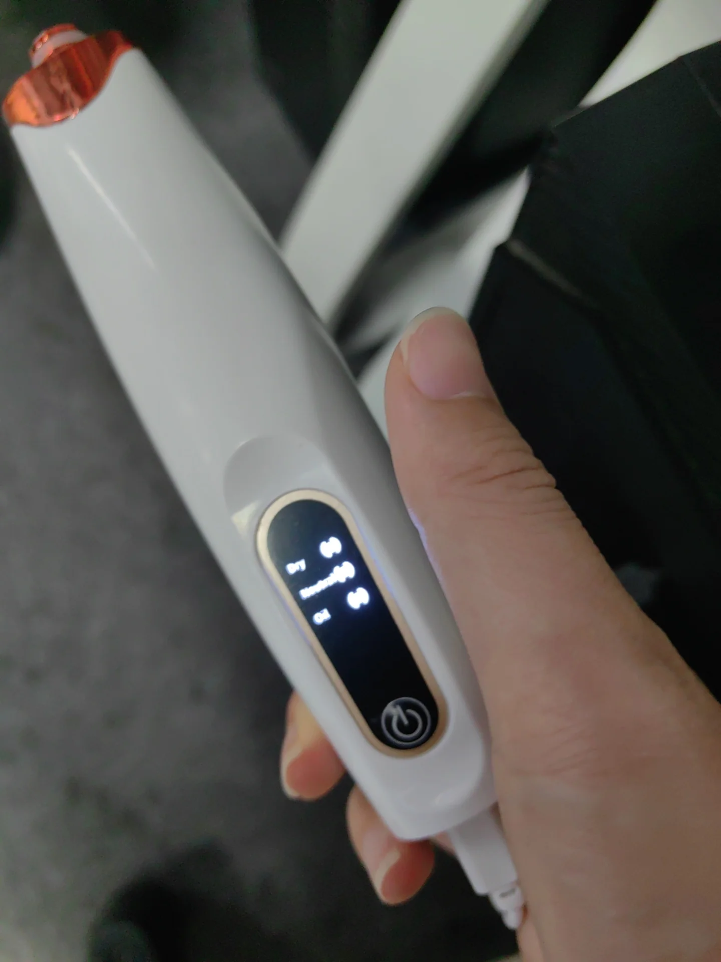 ニキビ治療ツール 効率的な黒ずみ除去 充電式 毛穴吸引器 LEDスクリーン付き 3つの吸引プローブ 3つのモード 女性男性向け