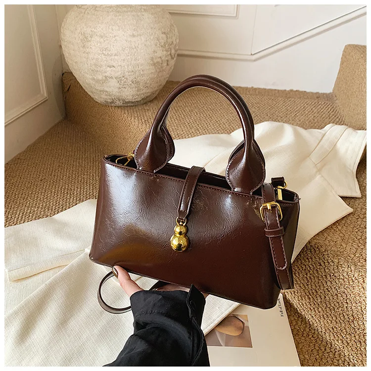 Retro light luxury high-end handbag bag fashion messenger bag versatile commuter shoulder bag