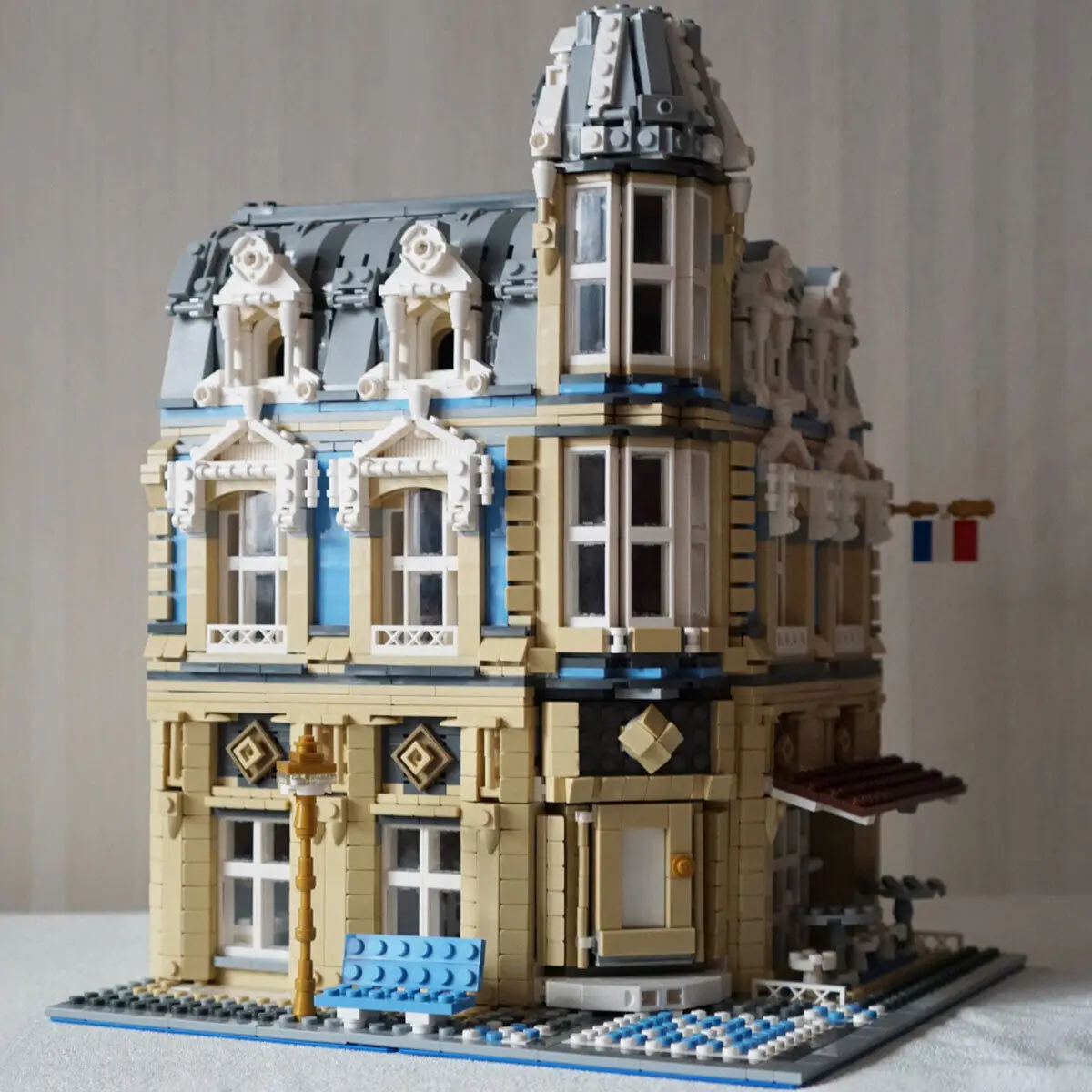 Modular Building with Bakery, Museum and a Cafe Theme 3226 Pieces MOC Build