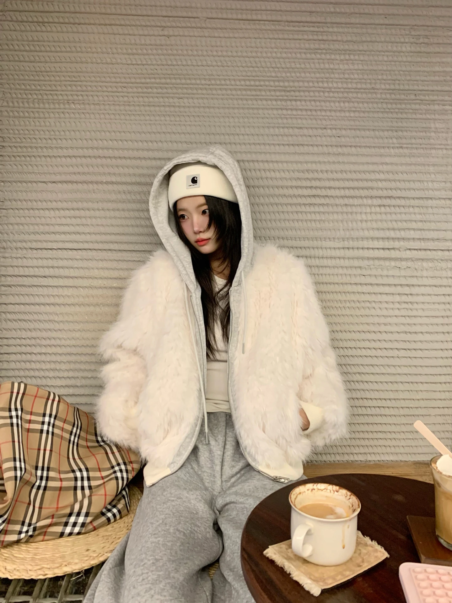 

Женская куртка с капюшоном из флиса, повседневное корейское короткое пальто, осенне-зимняя новинка, красивое плюшевое пальто прямого кроя...