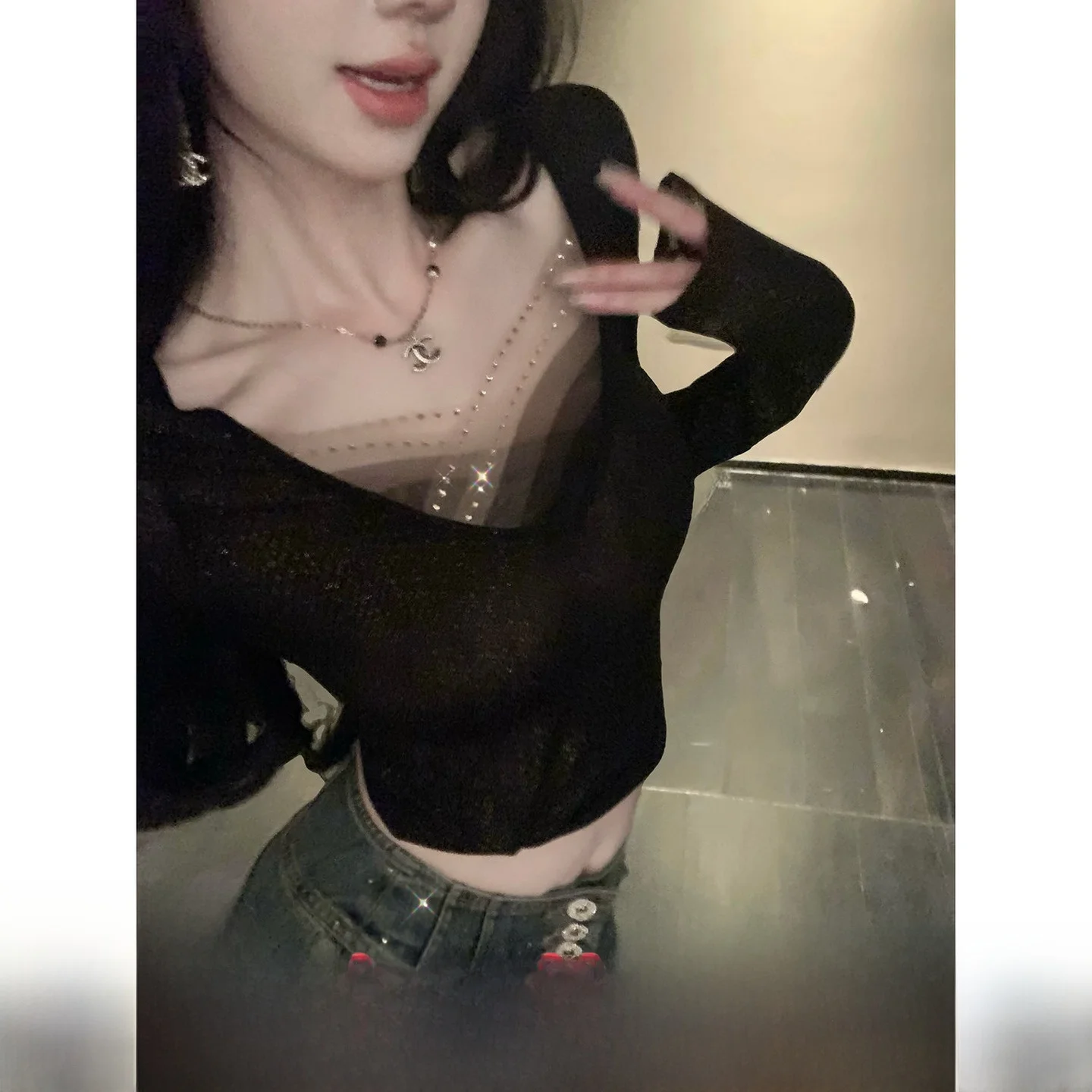 

Женский трикотажный топ Syqiao: весенняя коллекция, золотистый тисненый градиент, V-образный вырез, облегающий крой, длинный рукав, мягкий нейлон-спандекс, базовый слой