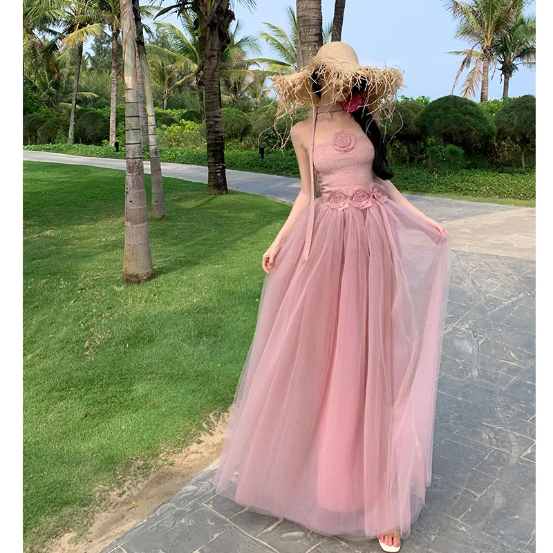 

Розовый сетчатый комплект из двух предметов с цветочным принтом: элегантный пляжный топ с открытыми плечами и юбка. Модный летний ансамбль 2024 года.