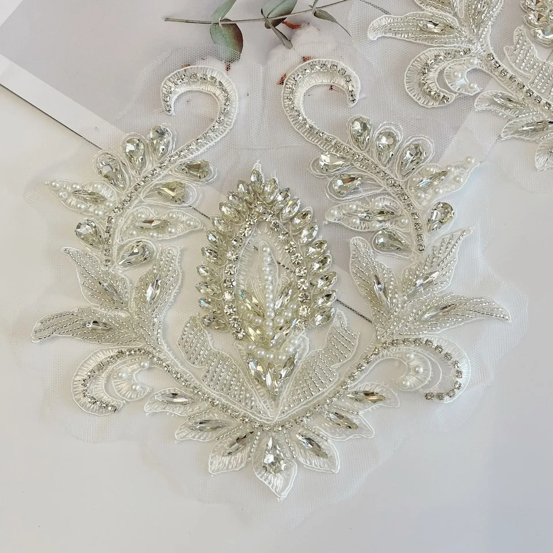 Appliques di strass fiore ricamato moda per abiti da sposa fai da te cucire su toppe di perline floreali per la decorazione dei vestiti