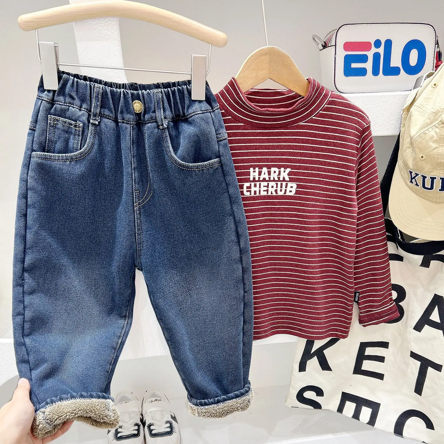 

2025 зимние джинсы для маленьких мальчиков с карманами и буквами, утепленные детские хлопковые джинсовые штаны для маленьких мальчиков с эластичной резинкой на талии, повседневные штаны для маленьких мальчиков