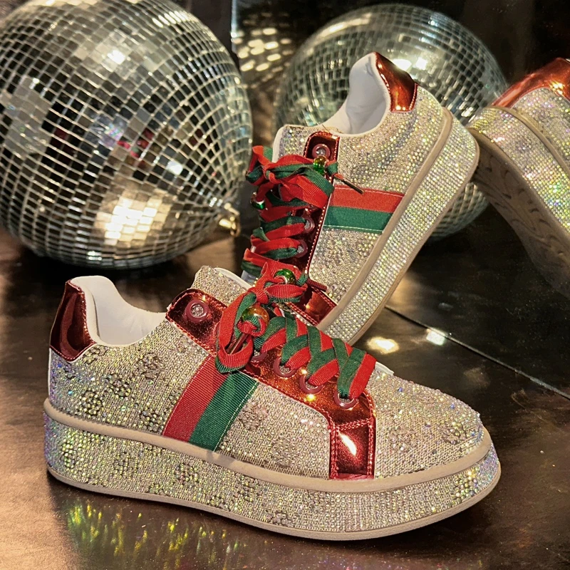 

Модная женская элитная роскошная дизайнерская обувь. Трендовые кроссовки на платформе. Повседневная обувь со стразами на шнуровке. Модная блестящая женская обувь.